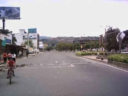 La Diagonal Santander. Vista desde la avenida Gran Colombia hacia el puente Elías M. Soto.