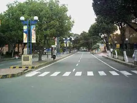 Avenida 0. Vista desde la calle 10 hacia la calle 9a.