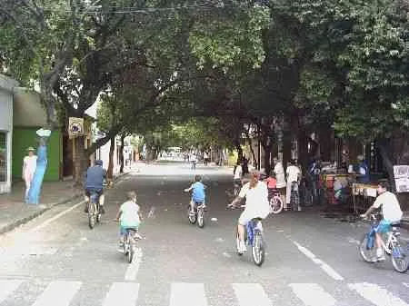 Calle 10. Vista desde la avenida 0 hacia la avenida 1a.
