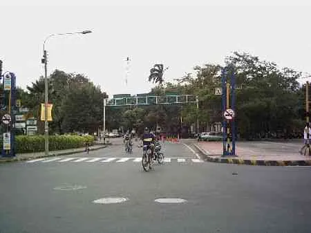 Calle 10. Vista desde la avenida 0 hacia la avenida Gran Colombia.