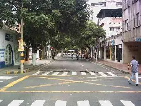 Calle 10. Vista desde la avenida 1a hacia la avenida 2a.