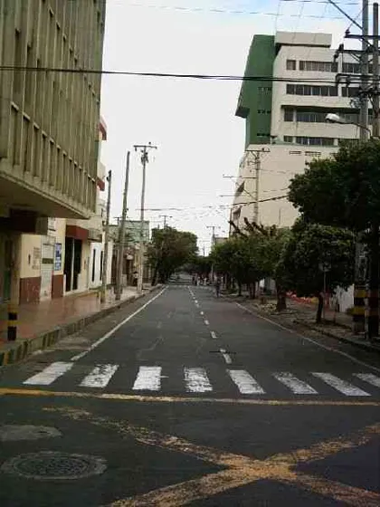 Avenida 1a. Vista desde la calle 10 hacia la calle 9a.