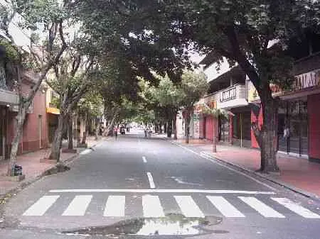 Calle 9a. Vista desde la avenida 4a hacia la avenida 5a.