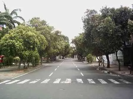 Calle 9a. Vista desde la avenida 4a hacia la avenida 3a.