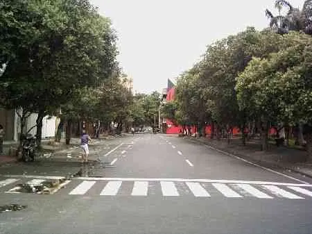 Calle 9a. Vista desde la avenida 3a hacia la avenida 4a.