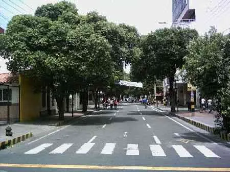 Calle 10. Vista desde la avenida 3a hacia la avenida 4a.