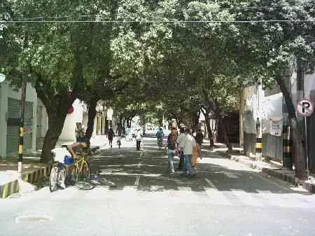 Calle 10. Vista desde la avenida 4a hacia la avenida 5a.