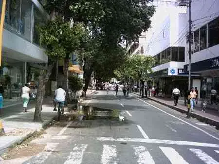 Calle 10. Vista desde la avenida 3a hacia la avenida 4a.