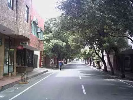 Avenida 4a. Vista desde la calle 10 hacia la calle 11.