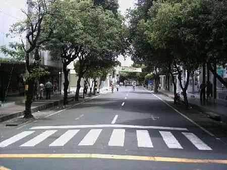 Calle 11. Vista desde la avenida 4 hacia la avenida 3a.