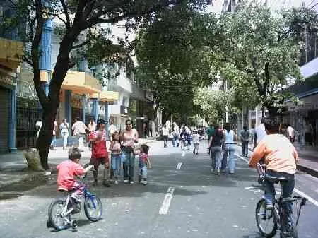 Calle 11. Vista desde la avenida 4a hacia la avenida 5a.