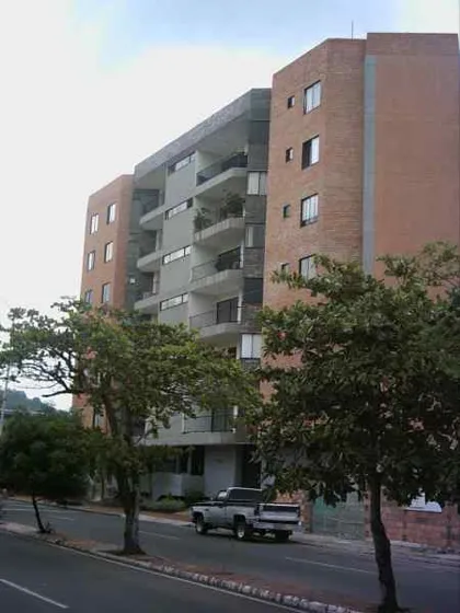 Edificio en el cruce de la Avenida Libertadores con avenida Cero