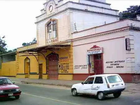Edificación donde funcionó la Estación San Rafael del Ferrocarril de Cúcuta. Actualmente es una vidriería. Avenida 1a frente al DAS.