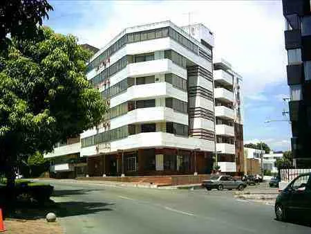 Edificio en la Avenida Los Libertadores con calle 15A.