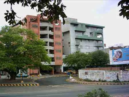 Edificios en el Barrio La Riviera en el cruce con la Avenida Los Libertadores.