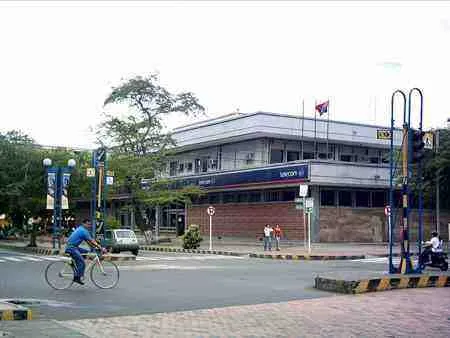 Edificio de Telecom Avenida Cero entre calles 10 y 11.
