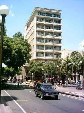 Edificio donde quedaba El Banco de la República. Hoy allí funcionan otras oficinas del estado. Avenida 5a con calle 11