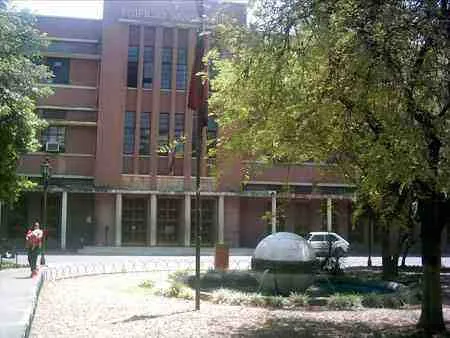 Palacio Nacional. Frente al Parque de la Bola. Calle 8a entre avenidas 3a y 4a.