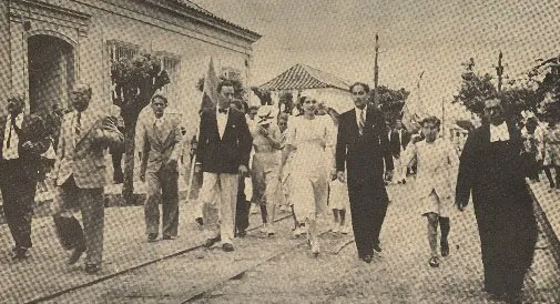 Desfile inaugural del Campeonato Nacional de Basket por las calles de Cúcuta. En primer plano el hermano Domingo León, el niño Jorge Sahie y don Carlos Inadarriaga, mas atrás las madrinas de los equipos. Cúcuta, año 1936