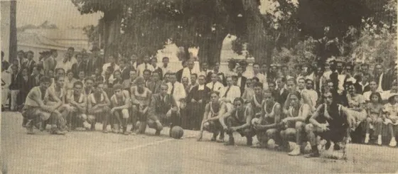 Cúcuta 1936. Para escoger la selección que nos representaría en el torneo Nacional, se hubo un partido en el colegio Sagrado Corazón entre El Provincial de Pamplona y La Salle de Cúcuta. Los mejores de Cúcuta a la izquierda de Cúcuta fueron: Lucio Andrade, Ignacio Valderrama, Alberto Bustamante, Pablo Moreno y Luís Ayala. Los de Pamplona a la derecha: Gustavo Castellanos, Zoto Hernández, "Capi" Morales, Carlos Arenas, Alfonso Soto, Santiago Hernández y Luís Enrique San Juán