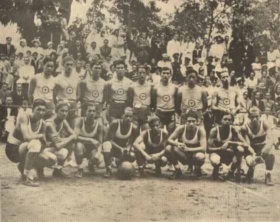 Campeonato Nacional 1936. Cúcuta. Antes del partido final aparece de pie los integrantes del Ispania de Bogotá y agachados lo jugadores de La Salle de Cúcuta. Los dos mejores jugadores de Ispania fueron Berrío # 6 y Palillo Torres # 9. Los cucuteños son de izquierda a derecha: Morales, Soto, San Juan, Arenas, Toto Hernández, Santiago Hernández, Castellanos y Andrade. La Salle de Cúcuta fue El Campeón - Ispania de en Bogotá Sub-campeón