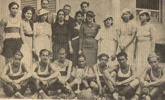 De pié: Santiago Hernández, Elena Cuberos, Lola Jácome, Francisco Lamus (Gobernador), Eumelia Duarte, Hermano Arturo, Maruja Saih, Carlos Madarriaga, Aurora González, Lici Jurgensen, Soledad Hernández, Ana Delina Gómez. Sentados: Carlos Arenas, Luis E. San Juan, Alfonso Soto, Toto Hernández, Gustavo Castellanos, Capi Morales, Lucio Andrade