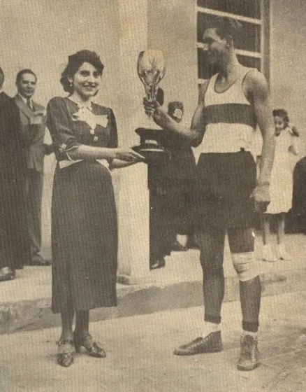 El "Capi" Morales recibe el trofeo de Campeón al concluir el partido ante Ispania de Bogotá. Cúcuta 1936