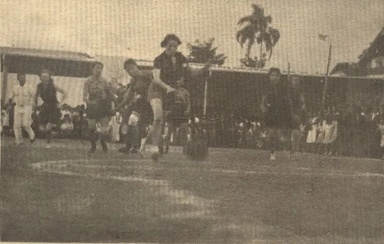 Partido femenino en cancha de tierra, aparecen entre otras: Nohemí Otero, Gisela Porras, carmen Sofía Durán y Teresa Cuberos, 1941