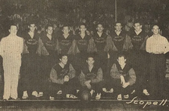 Selección del Norte al Campeonato Nacional de Barranquilla 1946. En primer plano inclinados de izquierda a derecha: Víctor Vega, Moisés Barroso y Alfredo Díaz. De pié: Hernán Arenas, delegado, Carlos Rangel,, Carlos Arenas, Hugo Uribe, Juán Cuberos, Enrique Olivares, Héctor Olaya, Eduardo Jácome y el entrenador Antonio Carreño