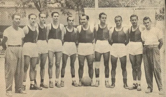 Equipo Cúcuta Deportivo Campeón Departamental 1951. De izquierda a derecha: árbitro Alfonso Sandoval Burgos, Justiniano Bustamante, Chicho Ramírez, Francisco Contreras, Eustorgio Colmenares Baptista, Mario Canal, Álvaro Ramírez, Carlos Arenas, Samuel Castañeda y el árbitro Abdenago Moros