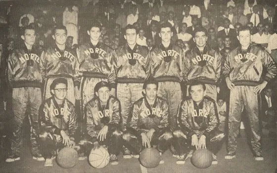 Bucaramanga 1954. Equipo de Norte que actuó en el cuadrangular organizado por la Liga de Santander. Agachados de izquierda a derecha:Raichmon Kau, entrenador; Alejandro Sánchez, Yesid Téllez y Alejandro Sarbiras. De pié de izquierda a derecha: Víctor Uribe, Carlos Díaz, Sergio López, Álvaro Silva, Rodolfo Cepeda, Ezequiel Figueroa (gran jugador chileno) y Alfredo Díaz