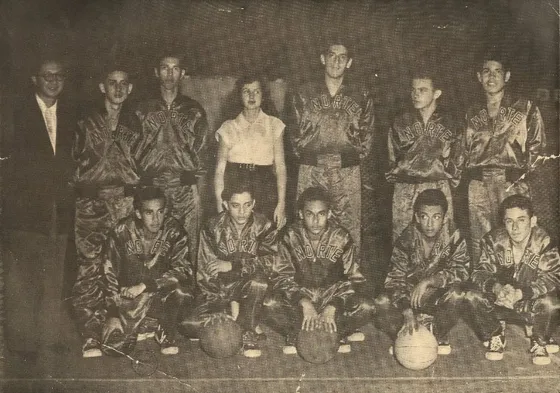 Primer Campeonato Suramericano Juvenil 1955. Cúcuta fué la primera sede de un Torneo Deportivo de esta jerarquía en Colombia con la concurrencia de todos los países del área, tanto a nivel de mayores como juvenil y fue un evento con mucha significación en la vida regional. De pie de izquierda a derecha: Augusto Kant, Juan Vargas, Juan de Dios Joves, Martha Canal, Hernán Gómez, César Vargas, Carlos Castillo. Agachados: Alfonso Rodríguez, Gustavo Martínez, Luís Francisco Colmenares, Ciro Medina y Roque Peñaloza