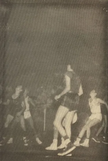 Huila vs Norte. Lanzamiento de media distancia de Jaime Rojas Nº 9 del Huila, Gustavo Martínez Nº 5 y Pipo Gómez Nº 10 de Norte toman posición para el rebote defensivo. Cúcuta 11 de diciembre de 1954