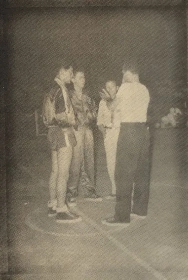 Norte vs Boyacá. Héctor Rojas capitán del equipo boyacense y Roque Peñalosa, capitán de Norte, reciben las instrucciones del juez Eladio Moreno antes del partido; observa atento el árbitro Carlos coronado del Depto del Valle. Boyacá ganó a Norte por diferencia de 2 puntos pero posteriormente fue descalificado por adulteración comprobada en los registros de varios de sus jugadores. Cúcuta, 14 de diciembre de 1954