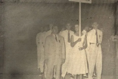 El equipo de Atlántico desfila en la fecha inaugural del certamen con su madrina Consuelo Garbiras. Diciembre 1954