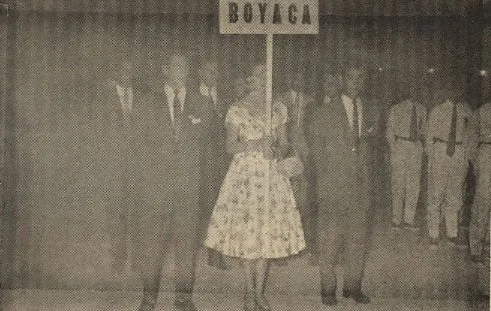 Amparo Canal es la madrina de Boyacá. Aquí en medio de Héctor Rojas y Rafael Rojas en la ceremonia de inauguración. Cúcuta 1954