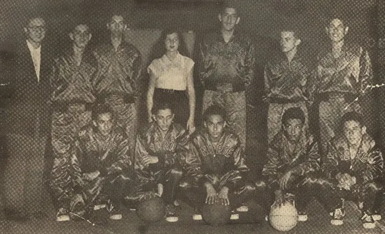 Primer Campeonato Suramericano Juvenil 1955. Cúcuta fué la primera sede de un Torneo Deportivo de esta jerarquía en Colombia con la concurrencia de todos los países del área, tanto a nivel de mayores como juvenil y fue un evento con mucha significación en la vida regional. De pie de izquierda a derecha: Augusto Kant, Juan Vargas, Juan de Dios Joves, Martha Canal, Hernán Gómez, César Vargas, Carlos Castillo. Agachados: Alfonso Rodríguez, Gustavo Martínez, Luís Francisco Colmenares, Ciro Medina y Roque Peñaloza