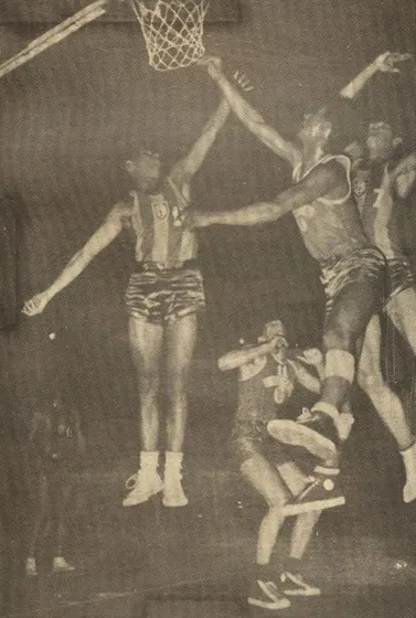 Francisco Muñoz de Colombia rompe con fuerza hacia el cesto de Brasil, hostigado por dos defensores brasileños. Los cariocas triunfaron dando espectáculo en este partido y aseguraron el sub-campeonato en la categoría juvenil. Agosto 19 de 1955