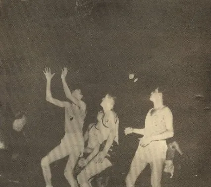 Molteado el gigante pivote de Uruguay en plena acción ofensiva es observado por Jiménez de Colombia, que a pesar de su entusiasmo fue impotente para marcarlo. Agosto 24 de 1955