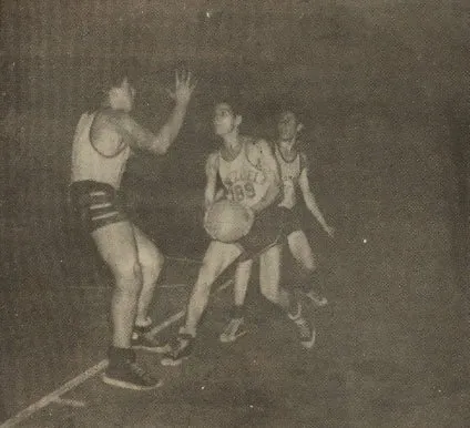 Pérez Bolaños Nº 189 de Venezuela intenta penetrar la zona defensiva de Colombia ante la marcación del gordo López y el hostigamiento de Roque Peñaloza. Venezuela se impuso en gran partido a Colombia dentro del marco del Suramericano Juvenil. Agosto 1955