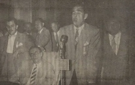Eustorgio Colmenares, Presidente de la Liga de Basket de Norte de Santander y del Comité Organizador interviene como delegado de Colombia ante el Congreso Técnico del Suramericano, Alfonso Cuberos Porras a la izquierda, Dr. Musa Brahim Sus sentado y Humberto Ramírez también del Comité Organizador escuchando atentamente. Cúcuta, agosto 11 de 1955