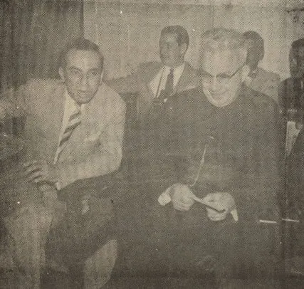 El padre José Manuel Calderón en animado diálogo con el Dr. Musa Brahim Sus. Detrás de ellos Fernando Ramírez y el Dr. Jorge Pérez. Foto tomada durante la copa de champaña en el Club Cazadores. Cúcuta 11 de agosto de 1955