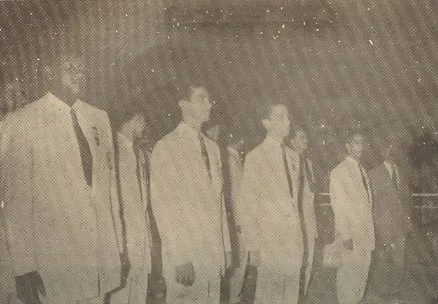 Equipo de Colombia encabezado por Edison Cristopher, Alfonso Rugeles, Iván Villegas, Carlos Flores y el kinesiólogo Neftalí Casadiego. Detrás de Cristopher se ve a Edmundo Luna y detrás de Carlos Flores está Alfredo "Sandrini" González. Agosto 13 de 1955