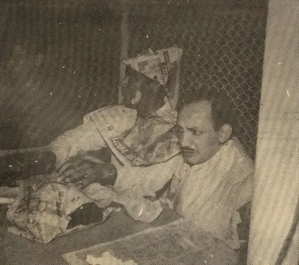 Los periodistas Carlos Benavides Tusizo y Jaime Sotomayor se la ingenian con lo que encuentran a mano para protegerse de la lluvia en la cancha Toto Hernández. Cúcuta, agosto de 1955
