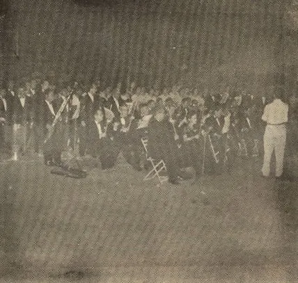 La sinfónica dirigida por el maestro Pablo Tarazona Parada interpreta los himnos de los paises triunfadores en la ceremonia de clausura del XVI Suaramericano de Basket. Cúcuta, agosto de 1955