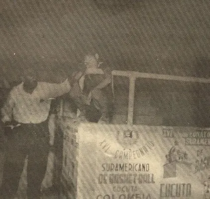 El periodista Alejandro Gutiérrez Calderón intenta despertar a un niño que duerme en la gradería, cuando ha concluido el campeonato y las tribunas se están quedando sin espectadores