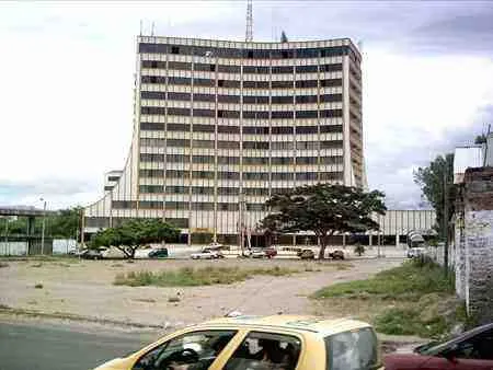 Hotel de varios pisos junto a una avenida
