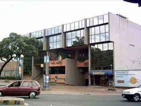 Hotel de fachada moderna de vidrio