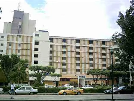Hotel de varios pisos rodeado de árboles