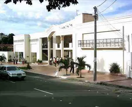 Hotel de fachada blanca con balcones